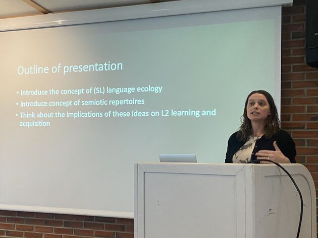 Lindsay Ferrara står ved siden av sin power-point-presentasjon.