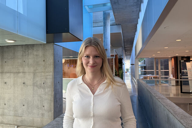 Bildet er et portrettfoto at forskeren i høgskolens lokaler i Halden. 