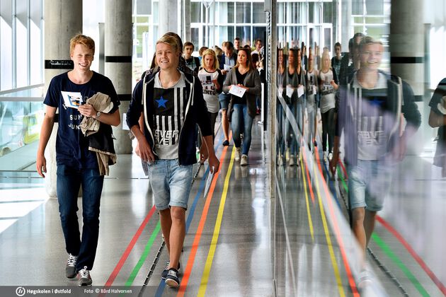 Glade studenter som går rundt på campus