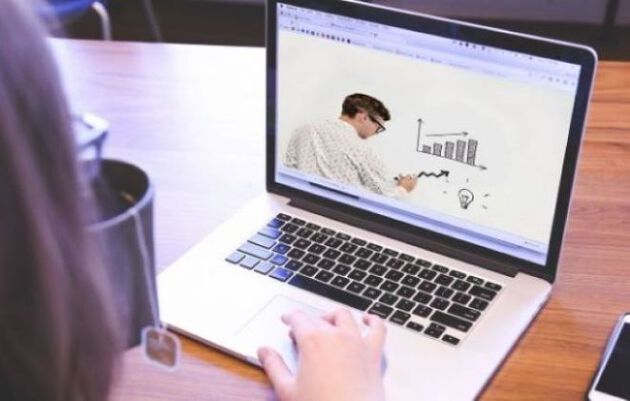 Bildet viser en person som jobber foran pc