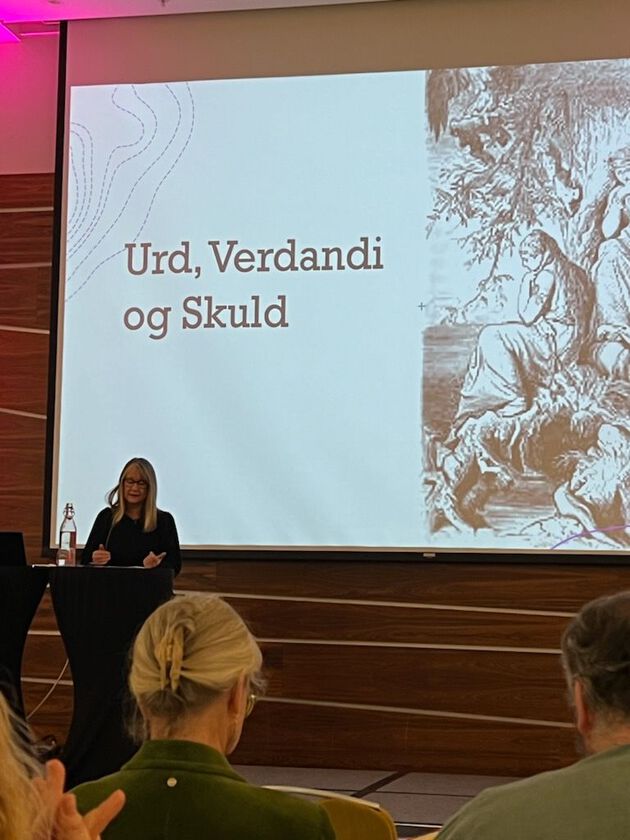 Hovedforedragsholder, Jenny E. Steinnes, er på scenen med sitt innlegg. 