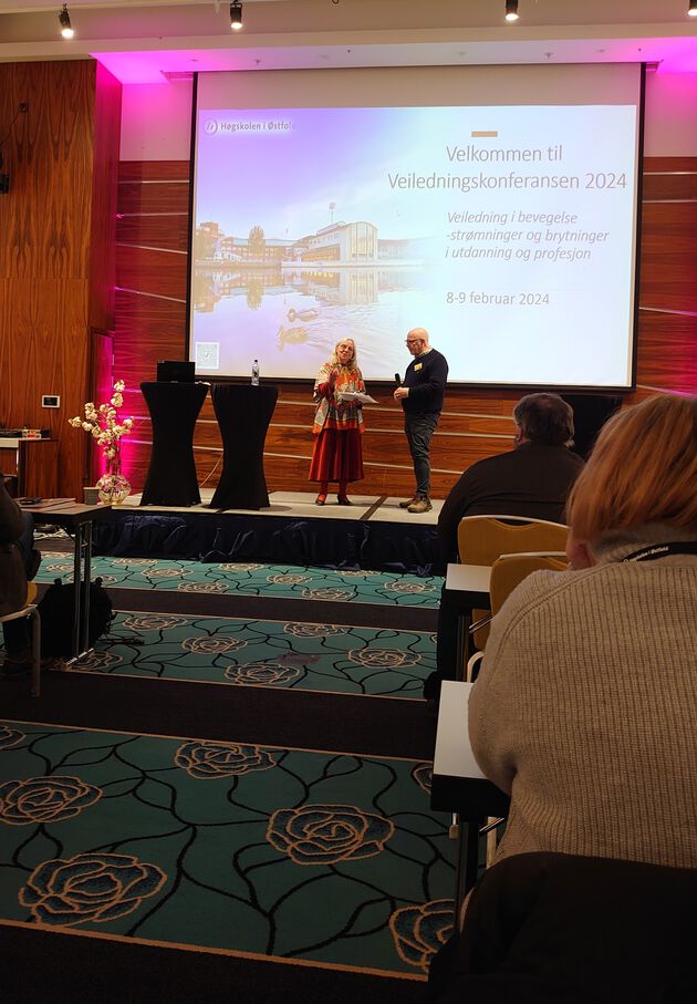 Kristin Lyhmann får gave som takk for kulturelt innslag av Dan Roger Sträng på scenen. Kulturelt innslag på scenen i form av event