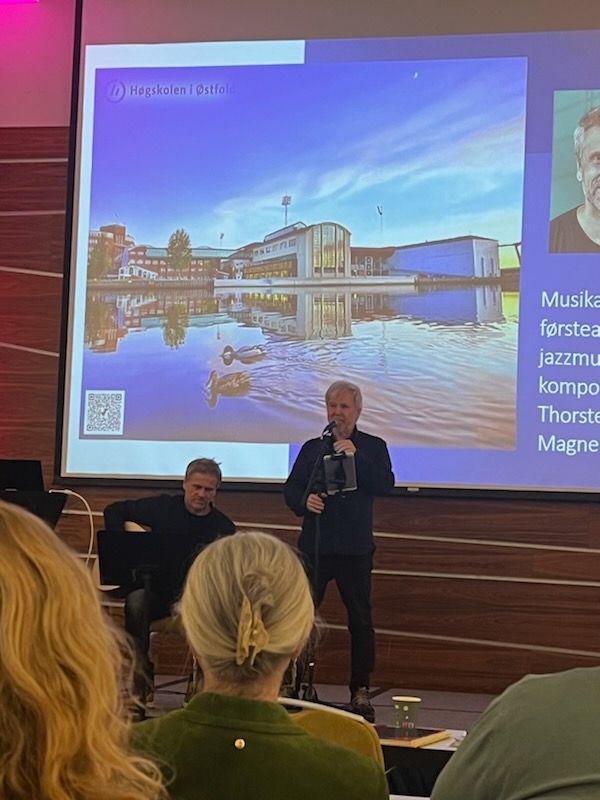 Musikalsk innslag fra scenen som åpning av konferansen