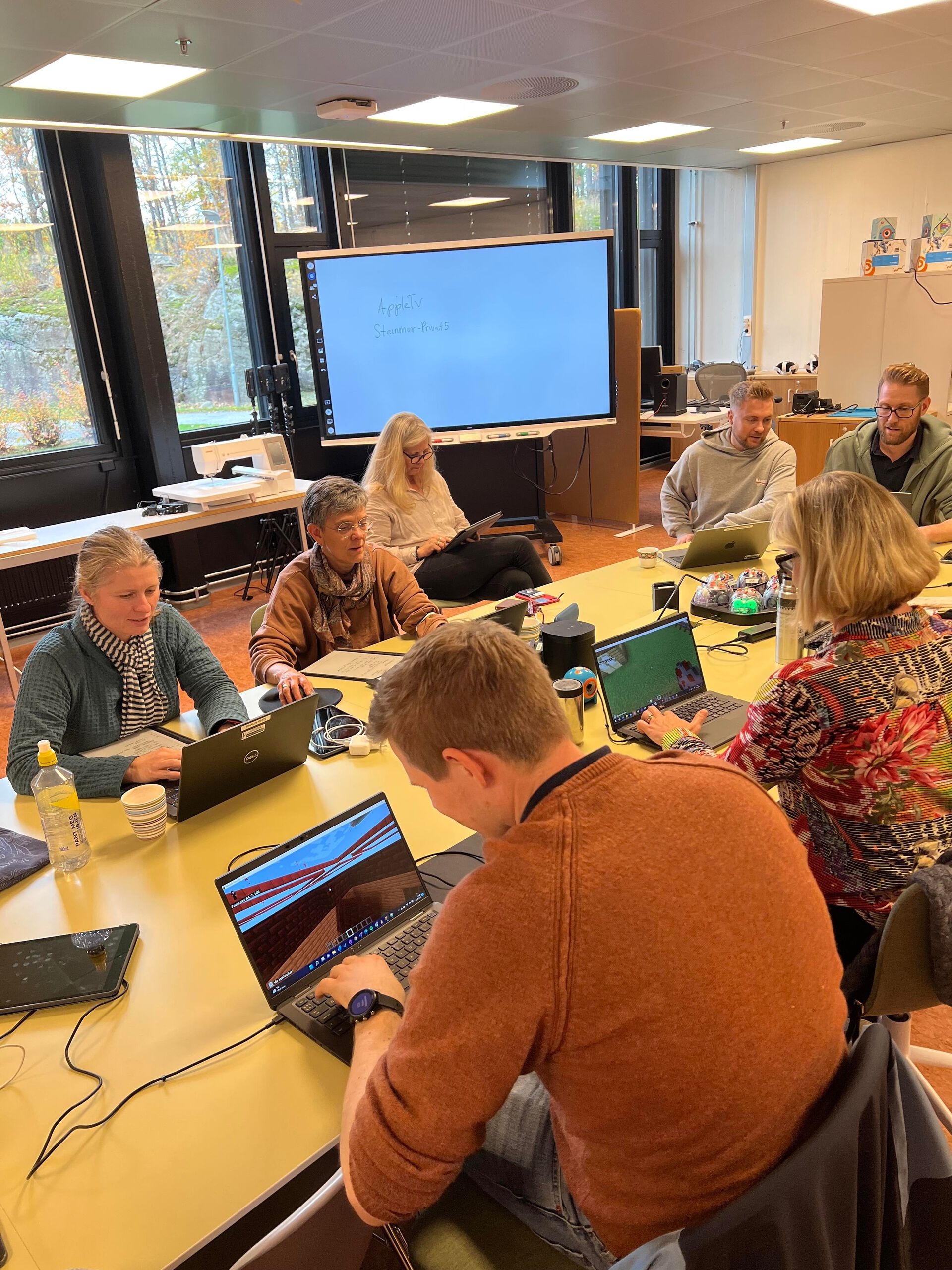 deltakerne jobber med minecraft