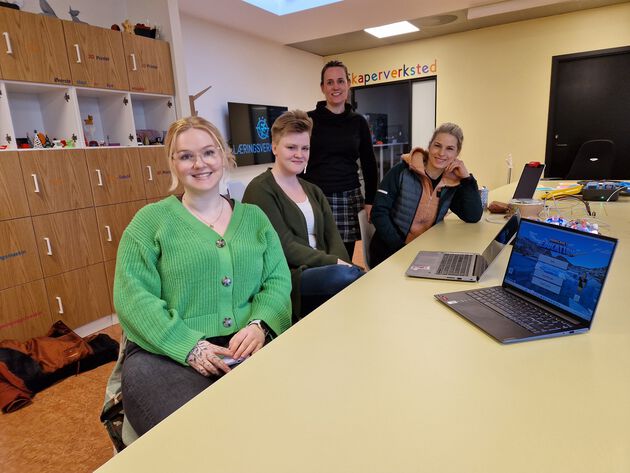 Studentene Christine Ruud og Rakel E. Nesteng sammen med lærere fra Hjortsberg skole, Marianne Næss Larsen og Anne-Gry Kværner Ulsrød.