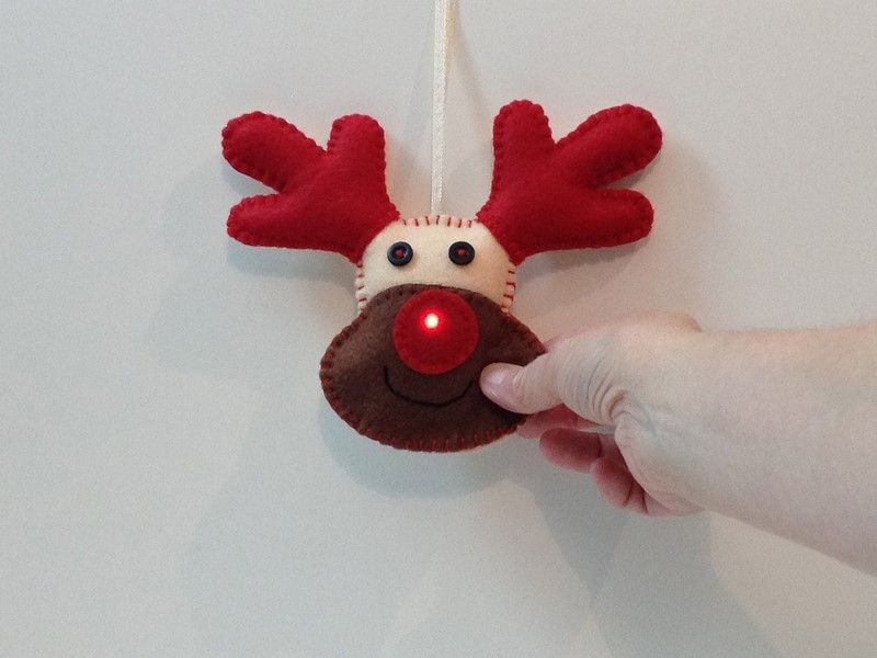 viser rudolf med blinkende nese