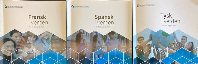 Bildet viser forsiden på tre hefter ved navn henholdsvis Fransk i verden, Spansk i verden og Tysk i verden.