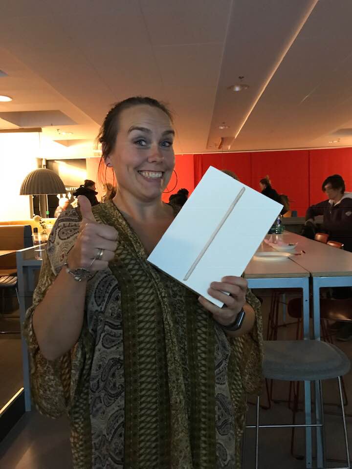 Fornøyd vinner av iPad