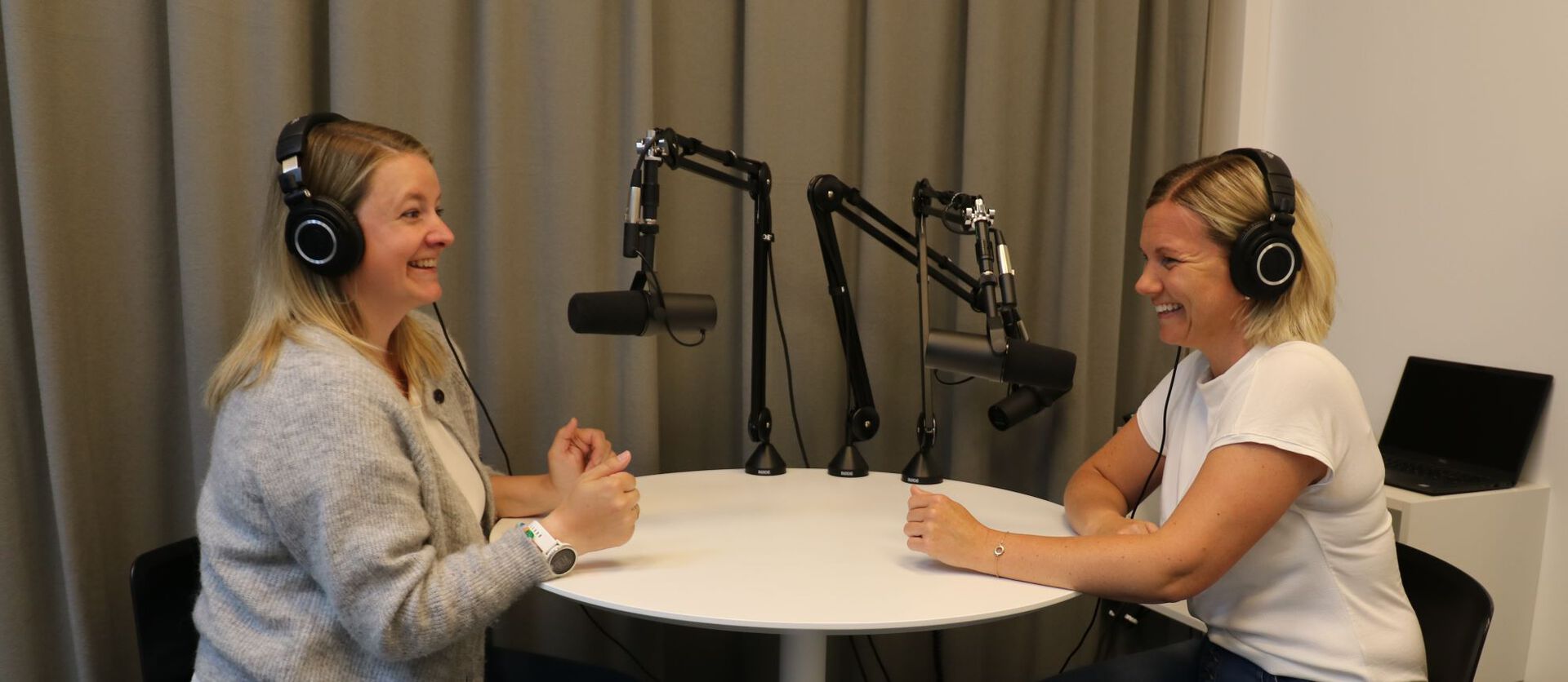 Bildet viser Cecilie Olandersson (t.v.) og Stine Brynildsen (t.h.), som lager podcast i et studio.