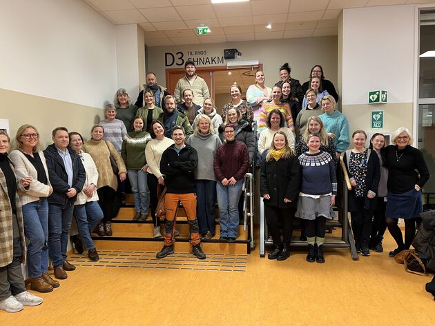 Biletet viser ei gruppe studentar, fagansatte og ansatte i barnehagar, som har vore med i prosjektet.