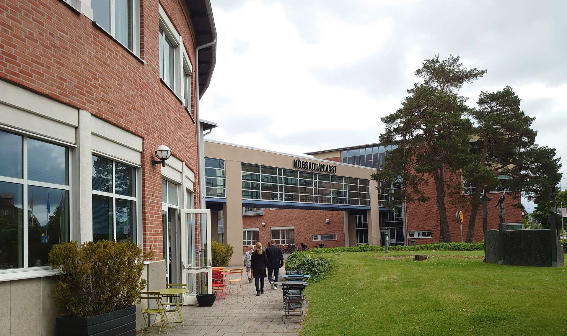 Bilde av en del av inngangspartiet til campus, Högskolan Väst.