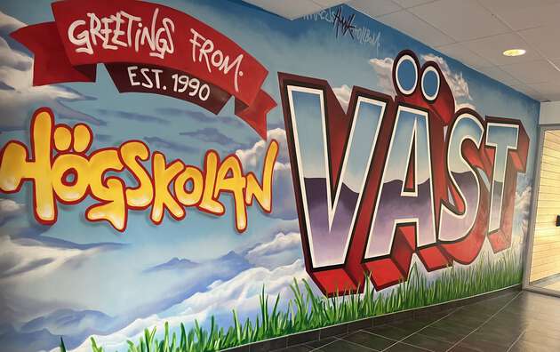 Bildet viser vegg med skriften " Högskolan Väst" i grafitti-stil. 