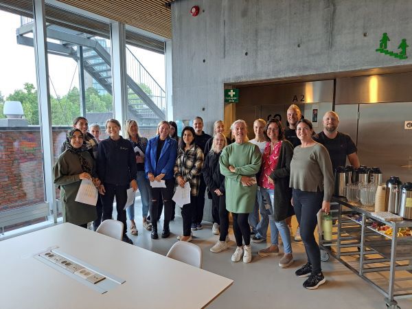 Personalgruppen i Brekkerød barnehage er avbildet utenfor grupperom og heis i forkant av simulering.