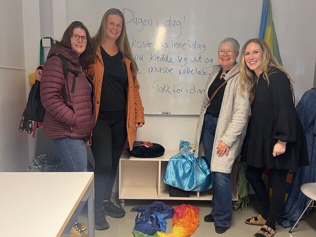 Det er bilde av fire markører inne i et av grupperommene som brukes til simulering av case. Rommet er innredet som en garderobe i barnehagen. 