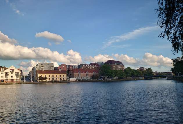 Bilde av byen Trollhättan. Bygninger og vann.