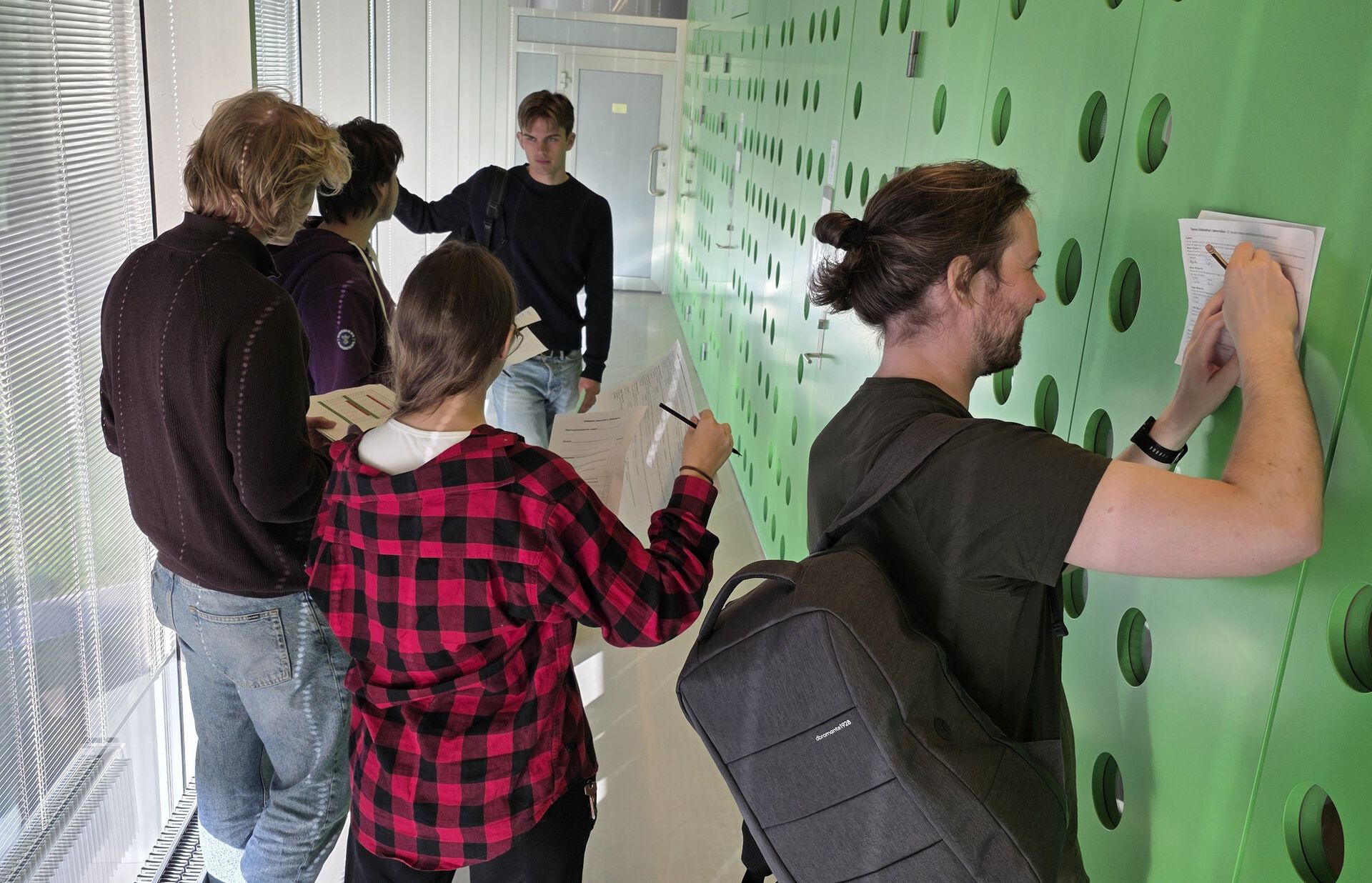 Bildet viser studenter som gjør seg klare for simulering 