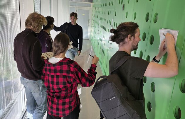 Bildet viser studenter som gjør seg klare for simulering 