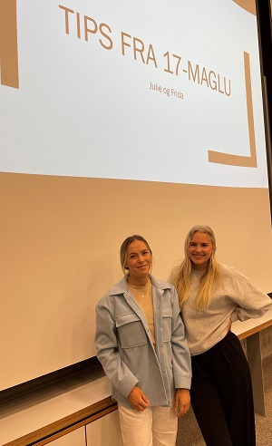 Bildet viser Julie Jensen og Frida Laabak, som står under sin presentasjon på seminaret. 