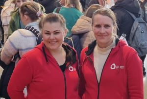 Linda Nyløvold og Siri Reinertsen i Utdanningsforbundets røde jakker.