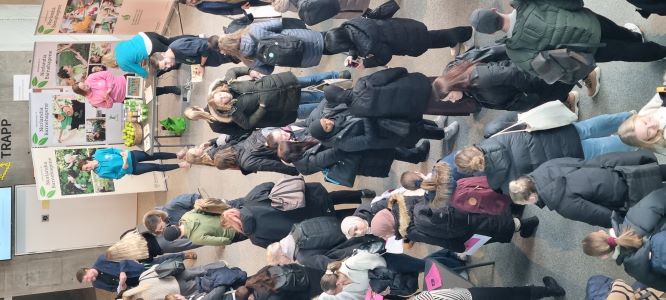 Oversiktsbilde av karrieredagen, som samlet mange studenter og utstillere.