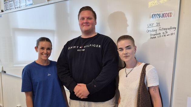 Lærer Andrea Fjelle Dahlstrøm (t.v.) og grunnskolelærerstudentene Djalve Kollvangsnes og Andrea Dahlstrøm. 