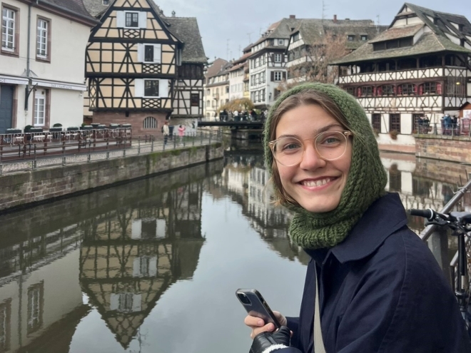 Bilde av studenten Hedvig Guren, på reise. 
