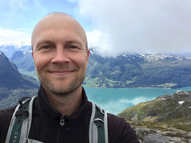 Bildet viser Eirik Eide som har studert Masterstudium i fremmedspråk i skolen ved Høgskolen i Østfold.