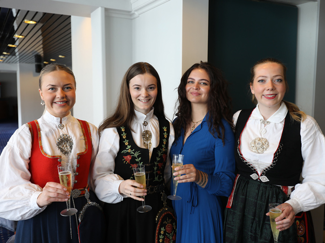 Bildet viser fire festkledde avgangsstudenter på en av seremoniene i Fredrikstad. 