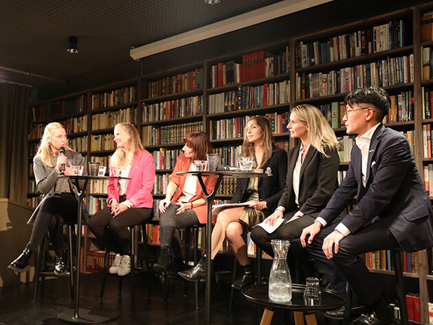 Bildet av de seks medlemmene i debattpanelet på scenen på Litteraturhuset i Fredrikstad. 