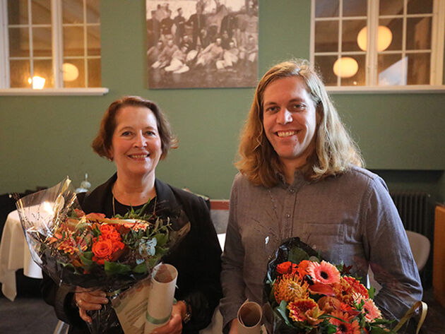 Bildet viser begge prisvinnerne med blomster og diplom