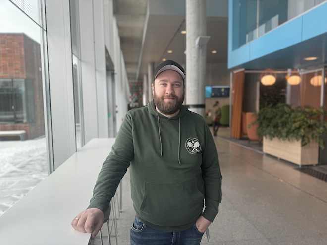 Bilde av underviser Anders Dechsling på høgskolens campus i Halden. 