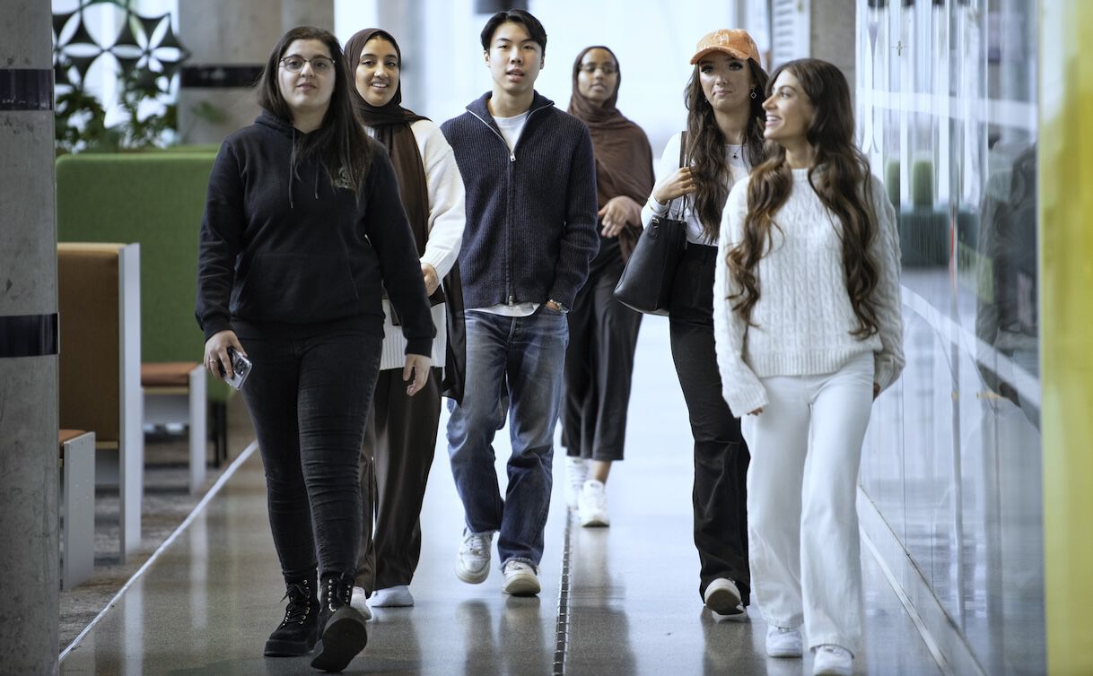 Bilder av studentambassadører ved campus Halden.