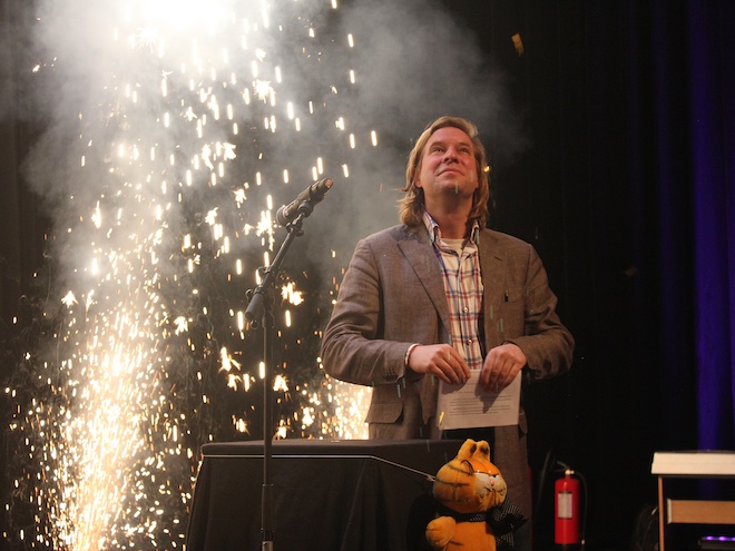 Bildet viser Serge von Arx på scenen under åpning av masterprogrammet i scenografi. 