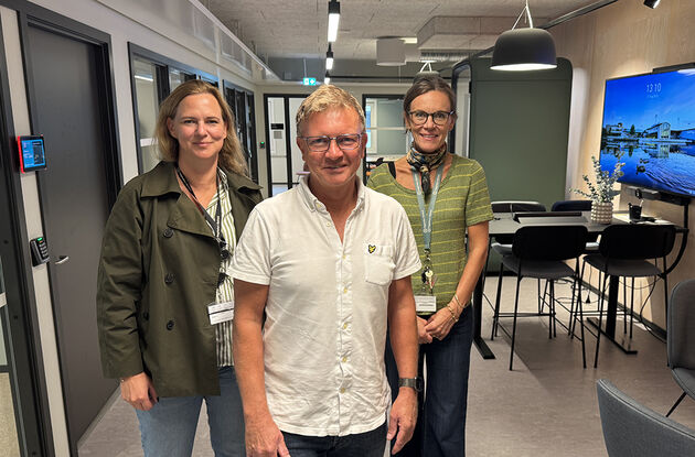 Bildet viser Adal og to kollegaer samlet i arbeidslokaler på høgskolen. 