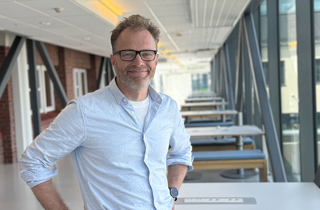 Bildet viser faglærer i korridor på campus. 