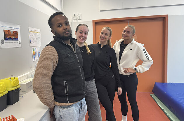 Bildet viser fire biostudenter samlet på en treningslab på Høgskolen i Østfold. 