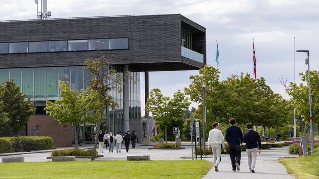 Bilder av studentambassadører ved campus Halden.