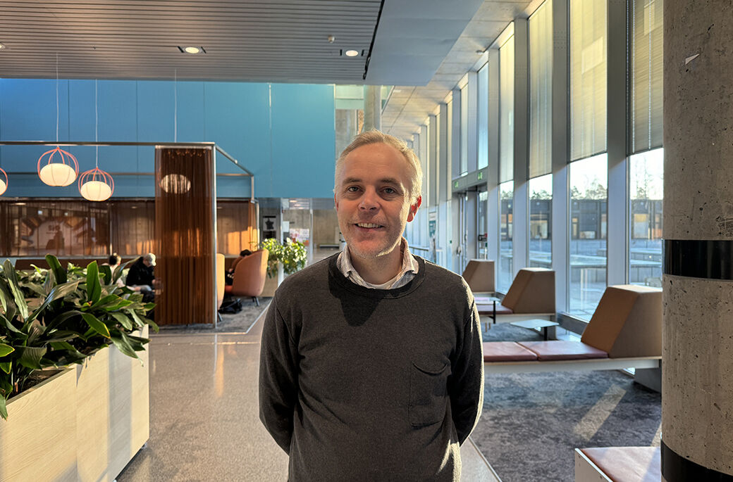 Programkoordinator fotografert på campus på Remmen