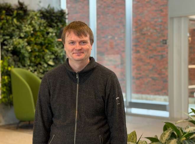 Bildet viser Morten Helberg avbildet innendørs i høgskolens fellesarealer på Remmen.