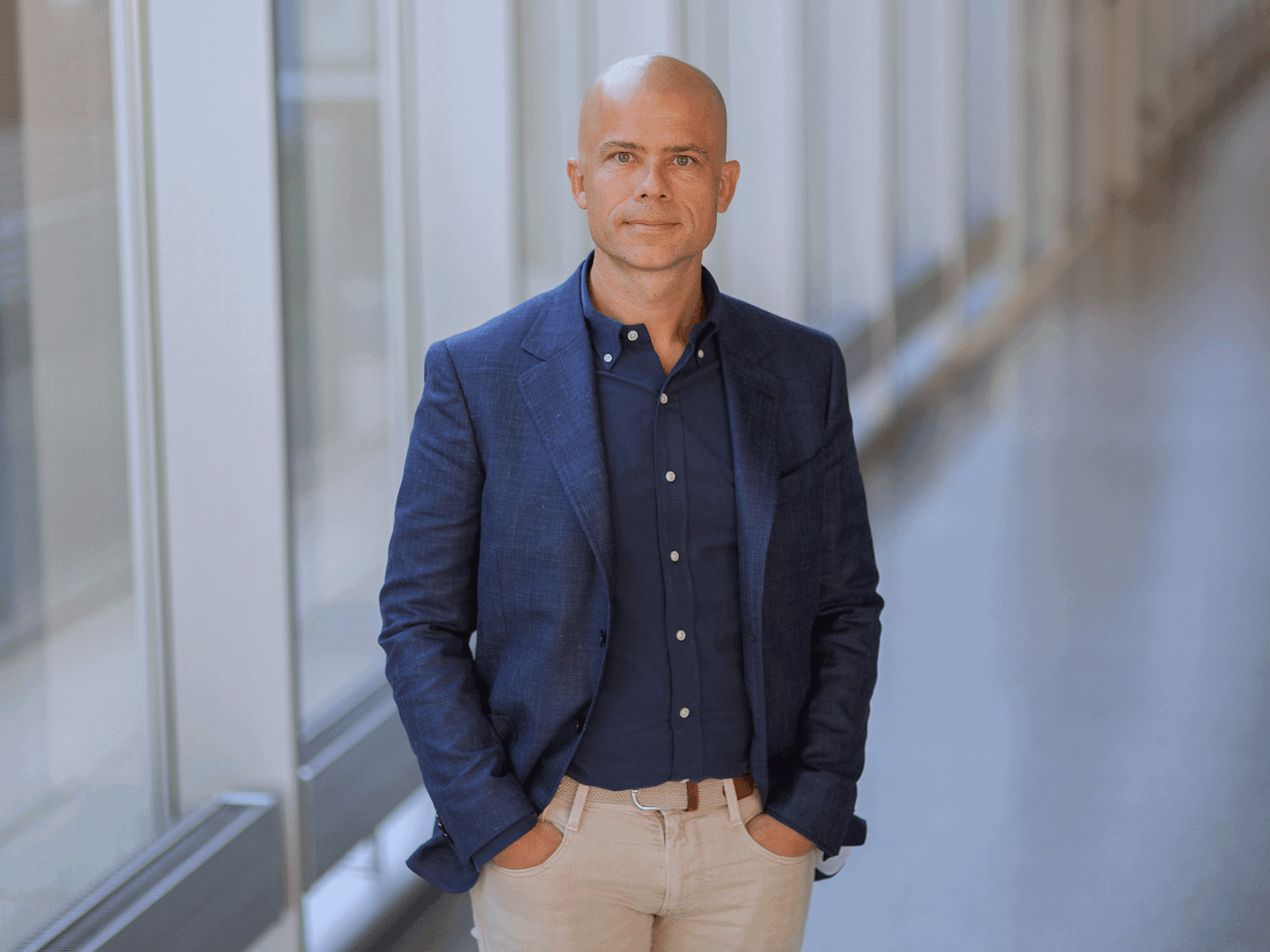 Bildet viser HiØ-rektoren stående i gangen på campus i Halden. 
