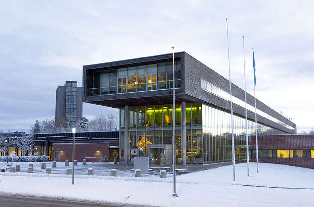 Bildet viser campusbygningen i Halden vinterstid. 