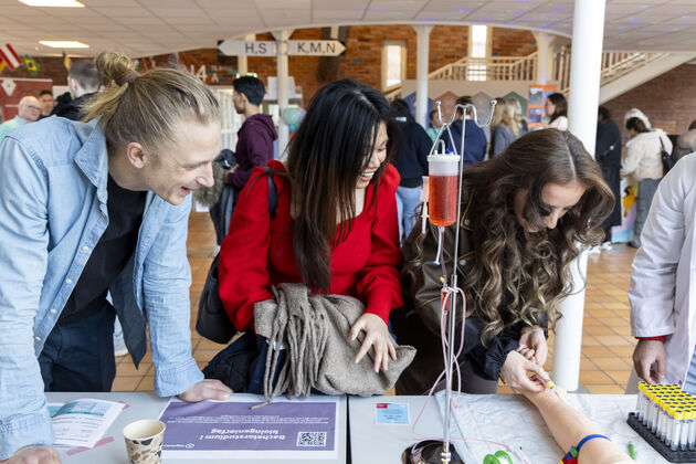 Bildet viser studentambassadører ved Høgskolen i Østfold