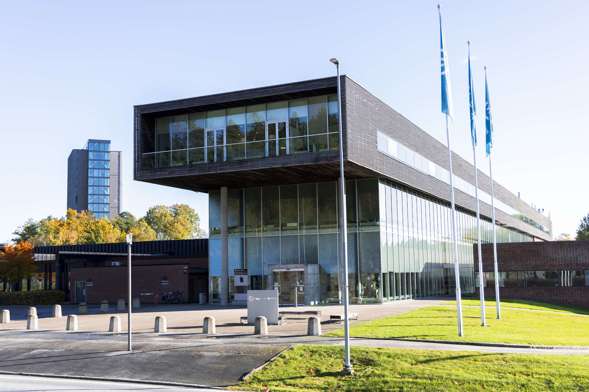 Foto av hovedbygget på høgskolens campus i Halden.