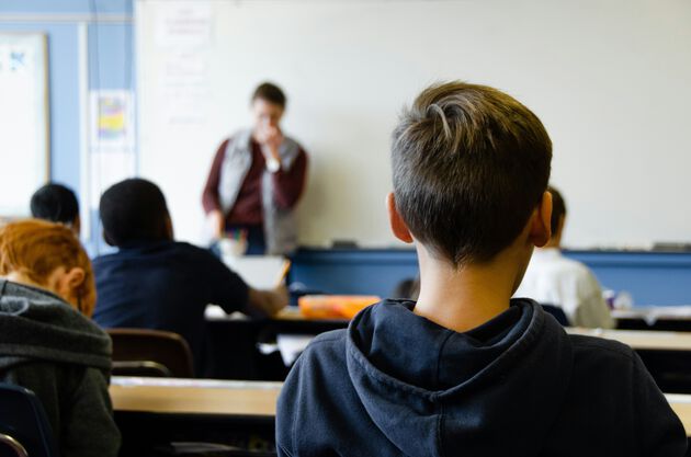 Et utsnitt fra et klasserom med elever og en lærer