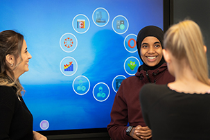 Studenter ved digital tavle