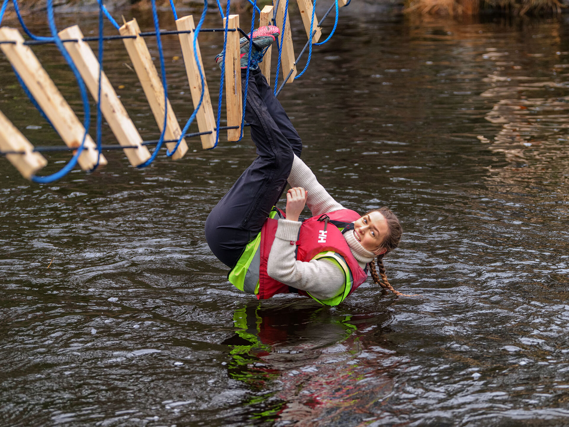 En student henger i en selvlagd taubro over Børtevann.