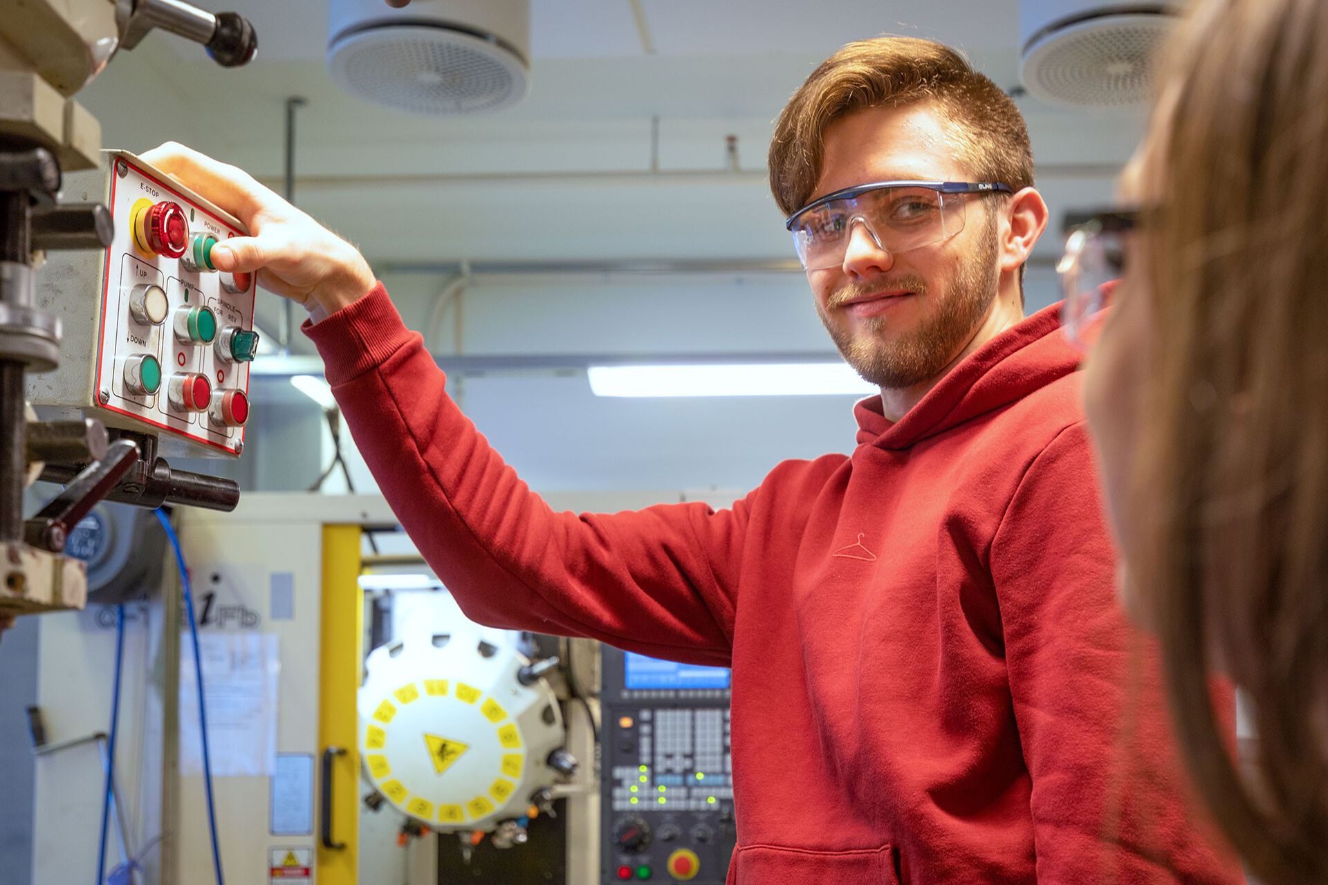 Maskinstudent i maskinverkstedet ved campus Fredrikstad