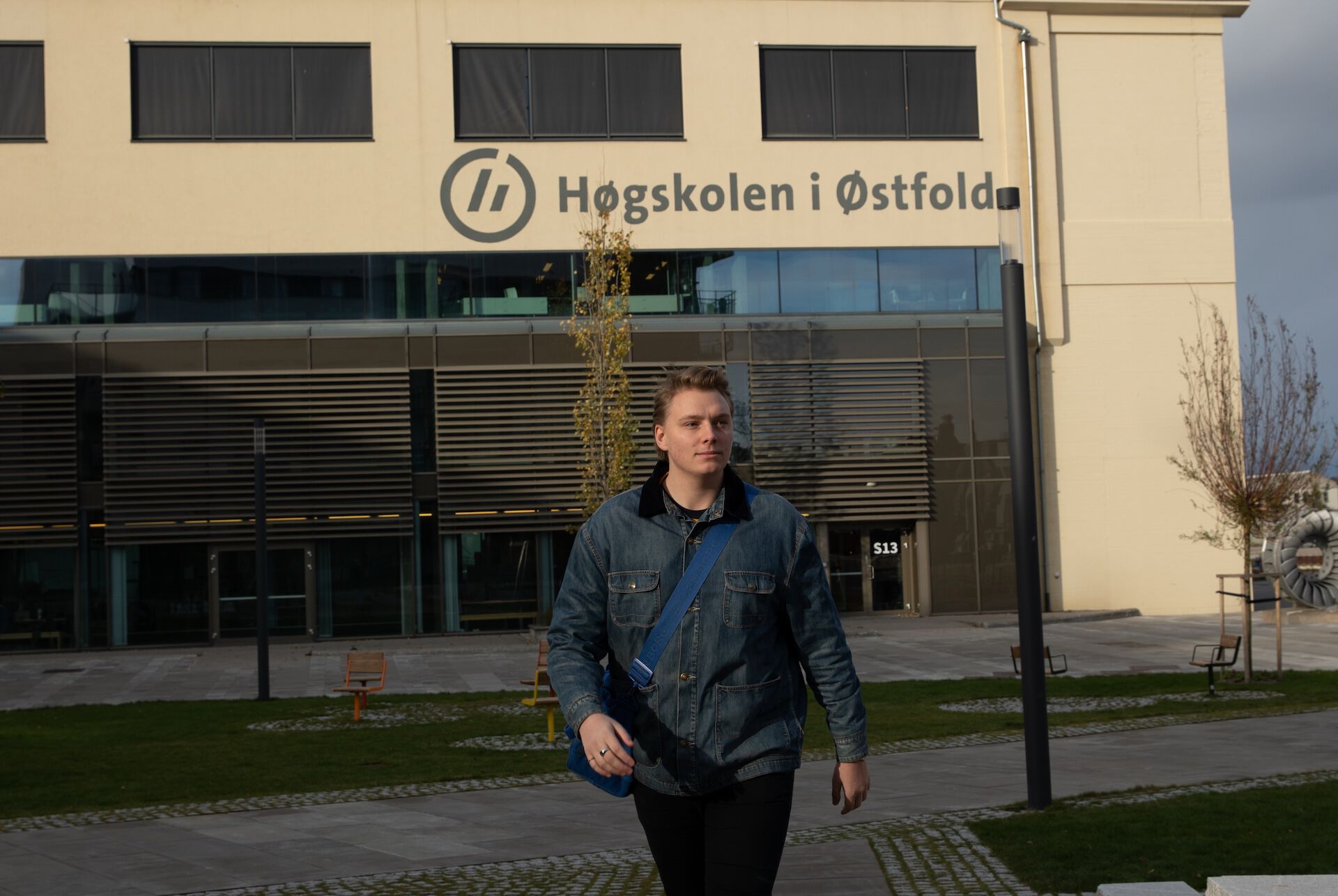 Student foran campus Fredrikstad
