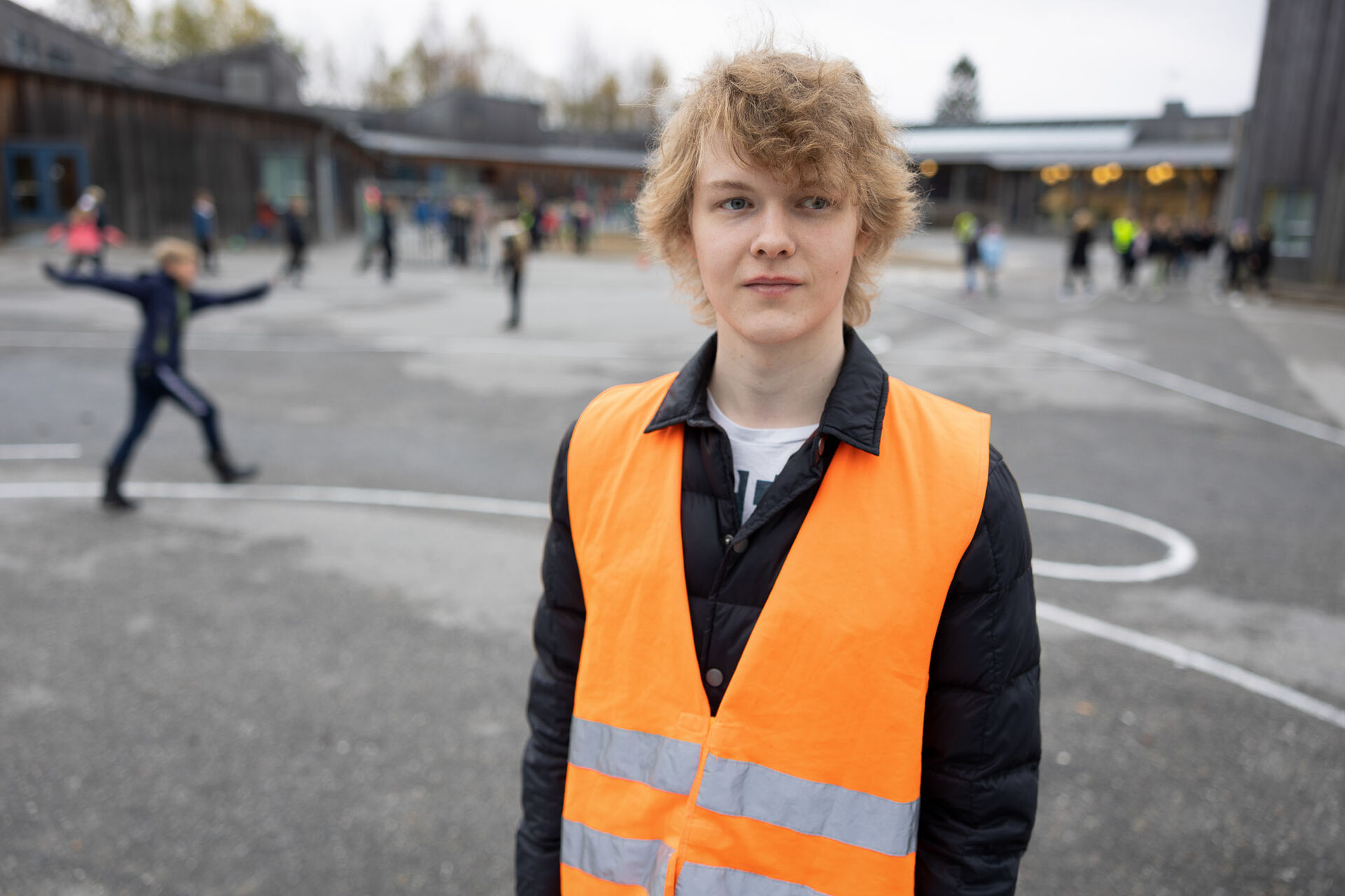 Bilde av Henrik i skolegården, tidligere lærerstudent
