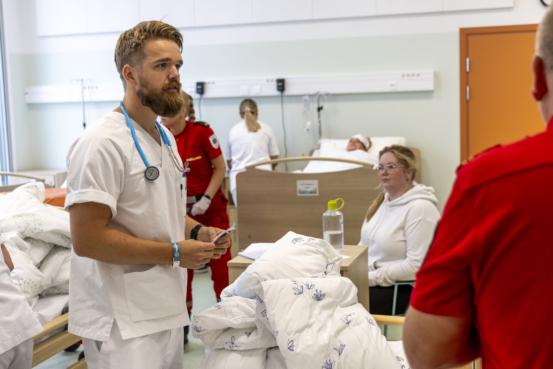 Bilde av mannlig sykepleier på pasientrom